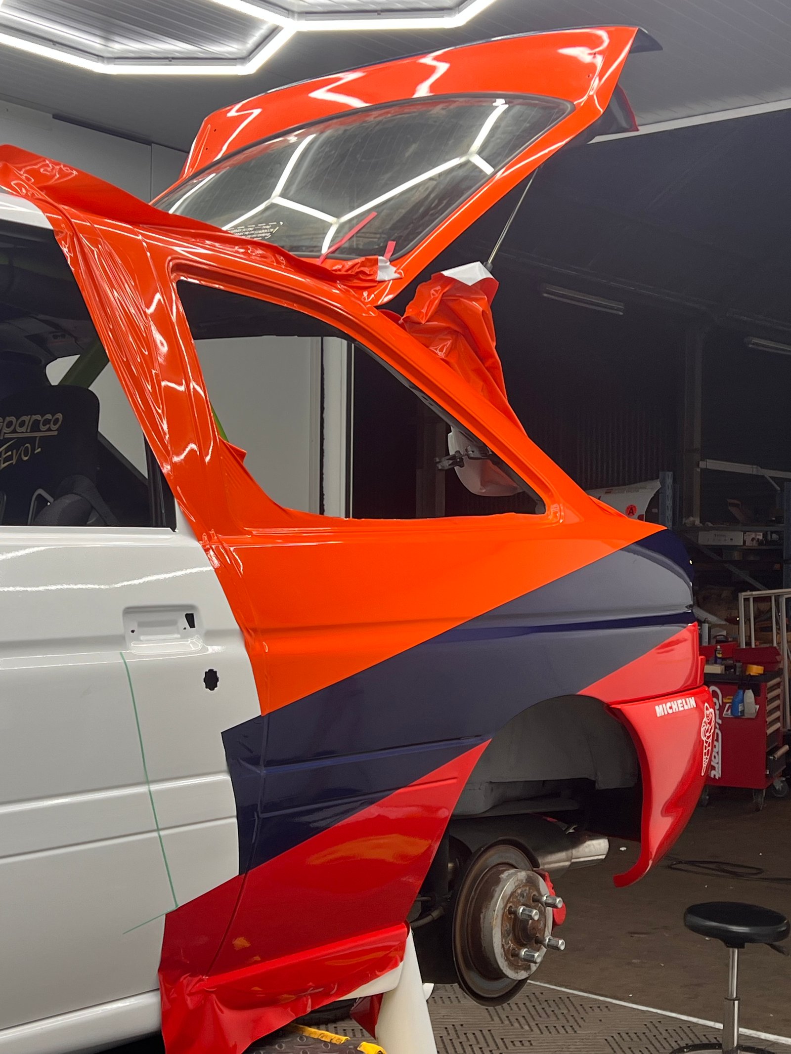 Voiture de rallye covering orange bleu rouge