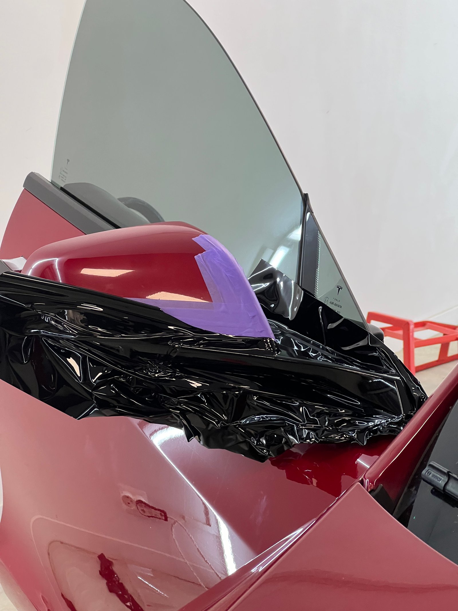 Tesla Model 3 rouge déchromage baguettes noir brillant