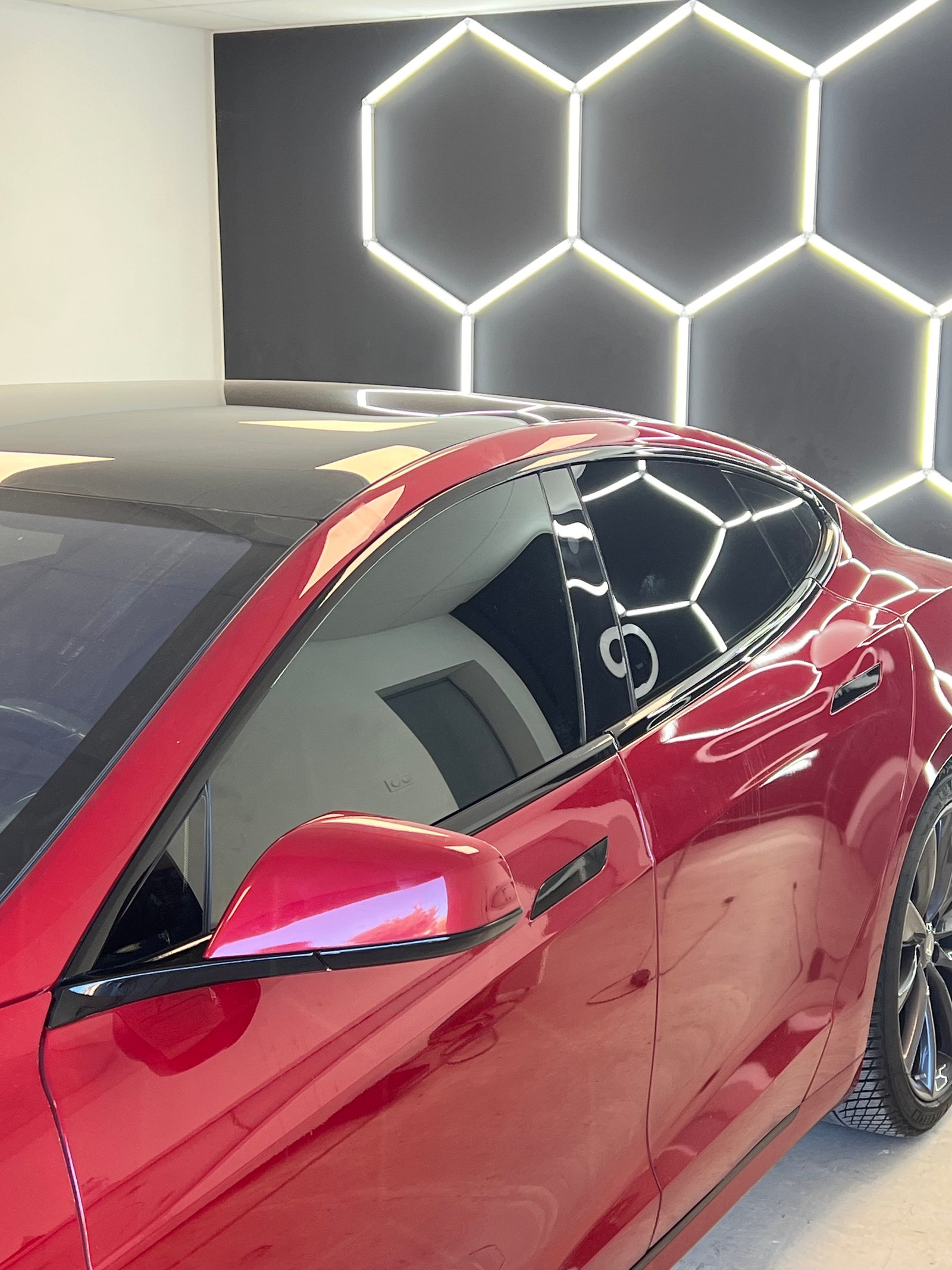 Tesla Model 3 rouge finition déchromage noir brillant