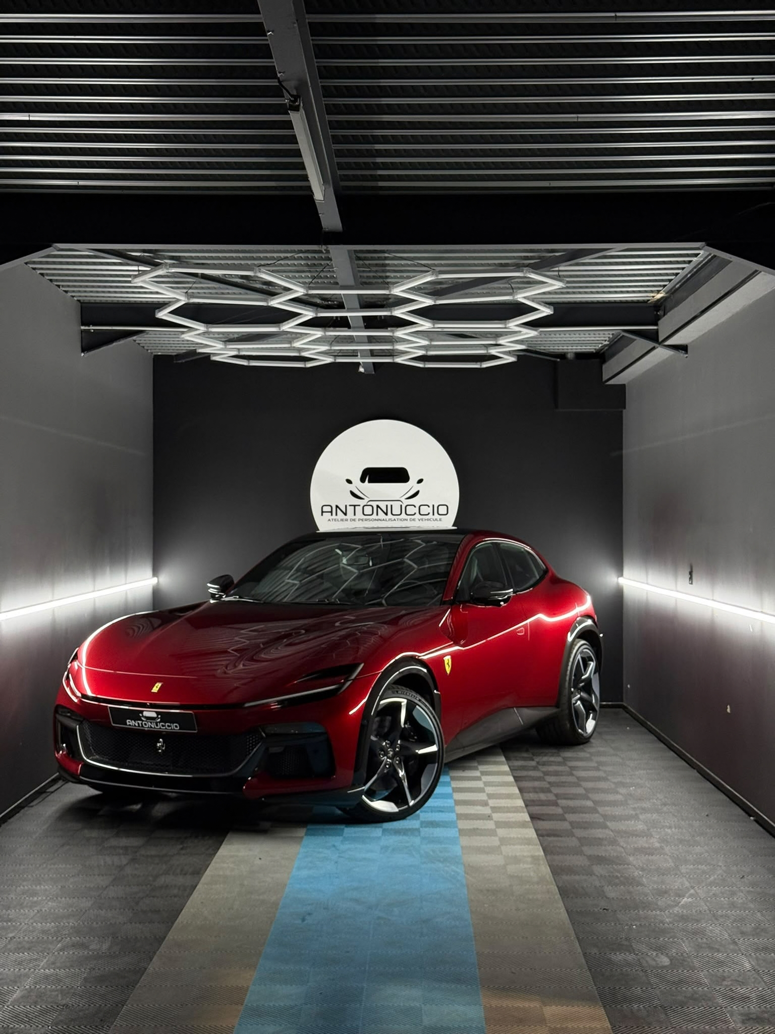 Ferrari Purosangue rouge avant covering
