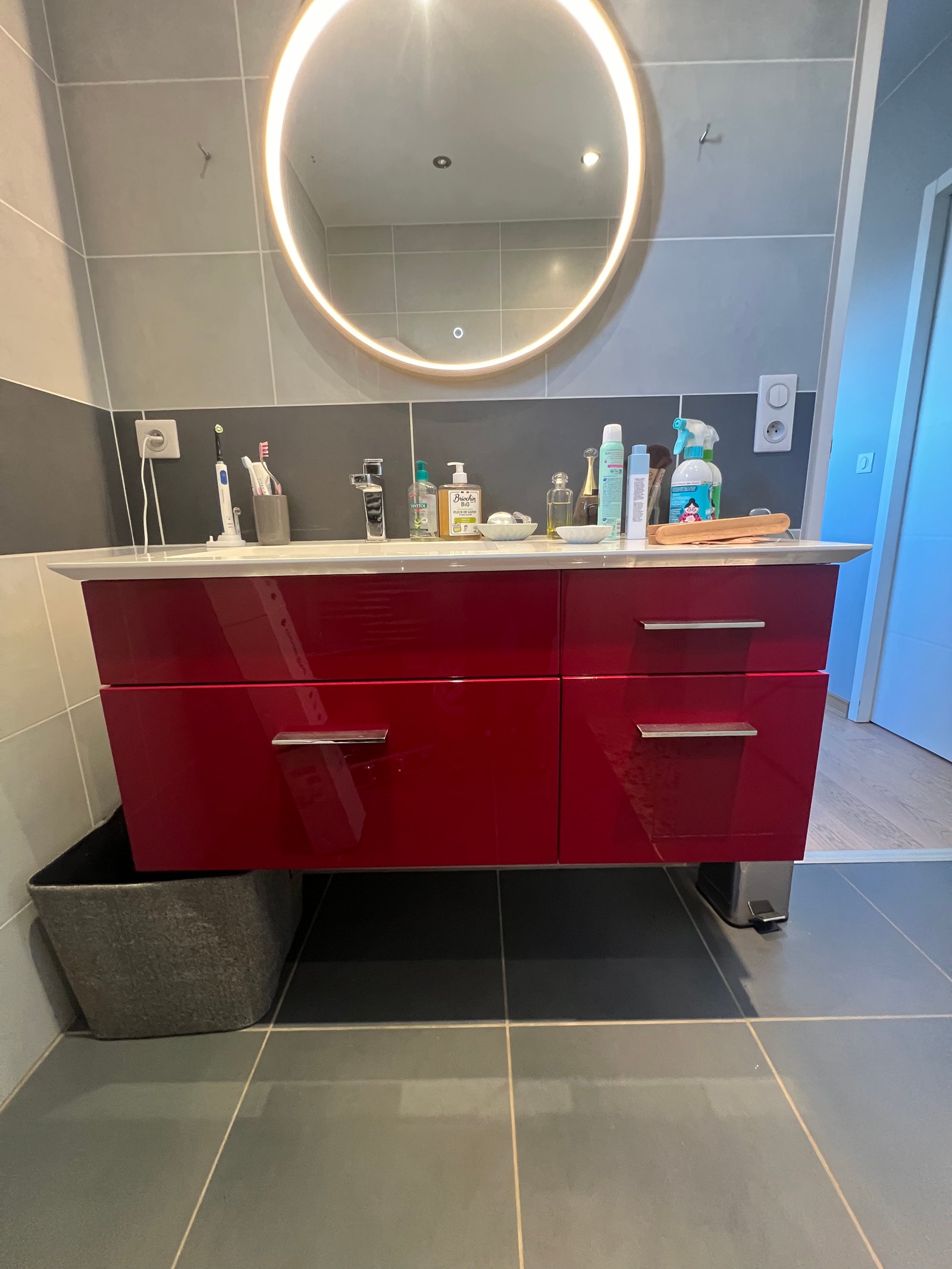 Meuble salle de bain rouge avant covering