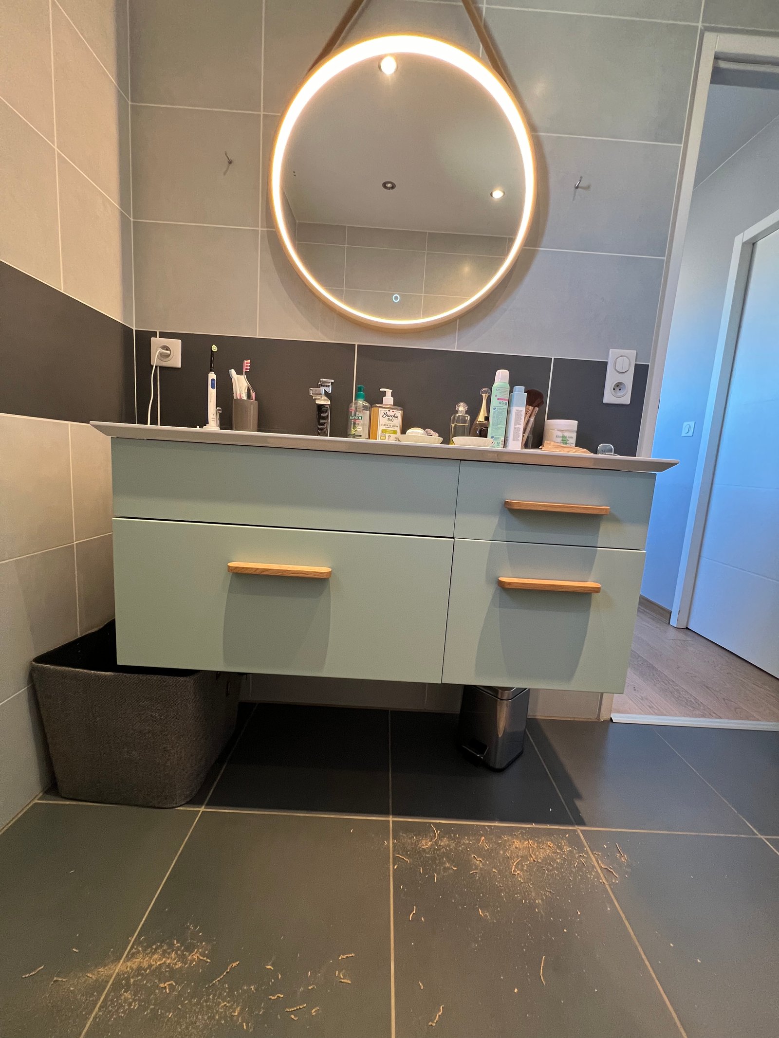 Meuble salle de bain vert satiné après covering