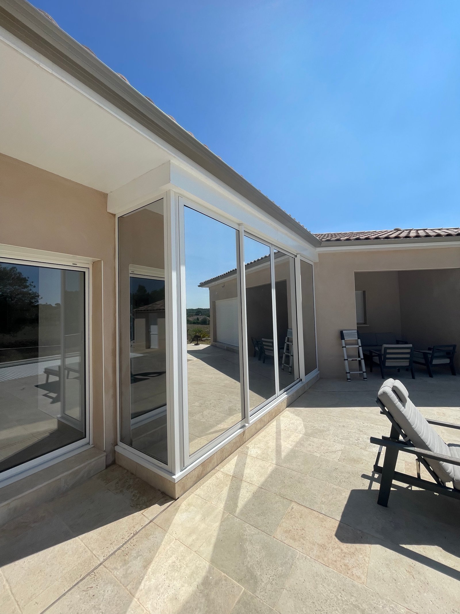 Véranda villa vitres teintées